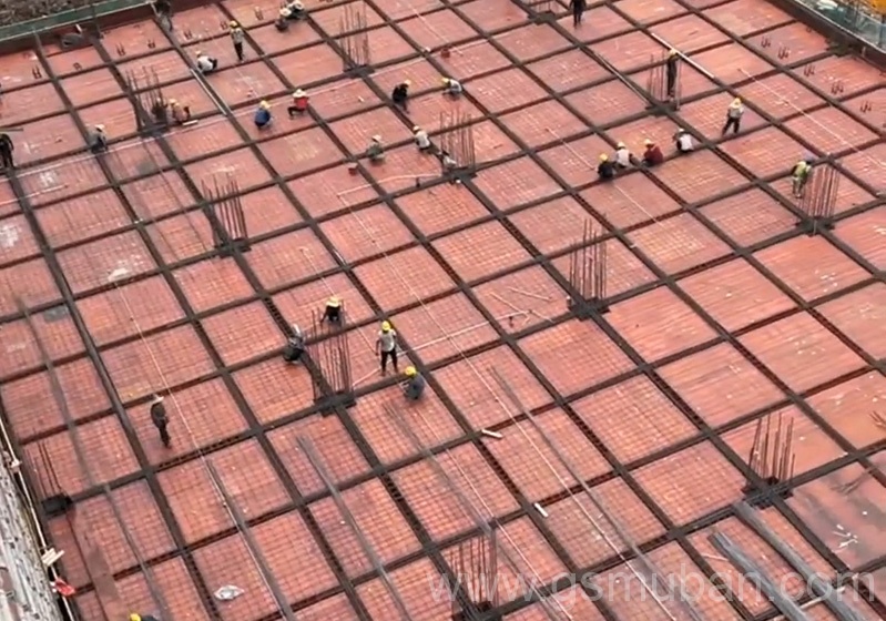 一張建筑紅模板樣品，促成合作案例